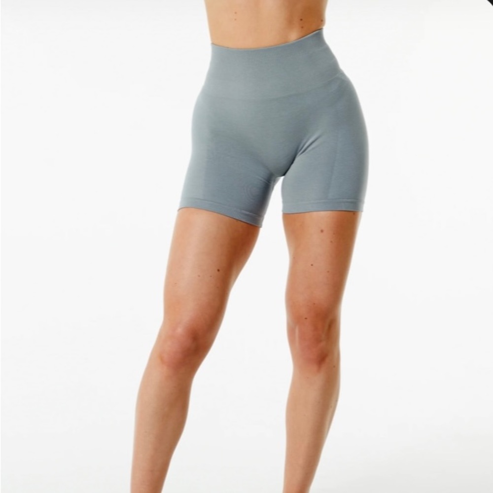 Alphalete Amplify 4.5 Short - Utility Grey